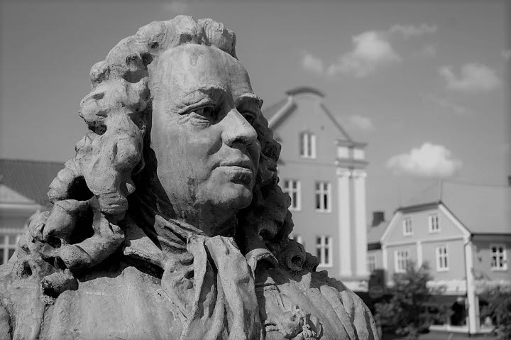 Staty av Jonas Alströmer i Alingsås med stadens hus i bakgrunden