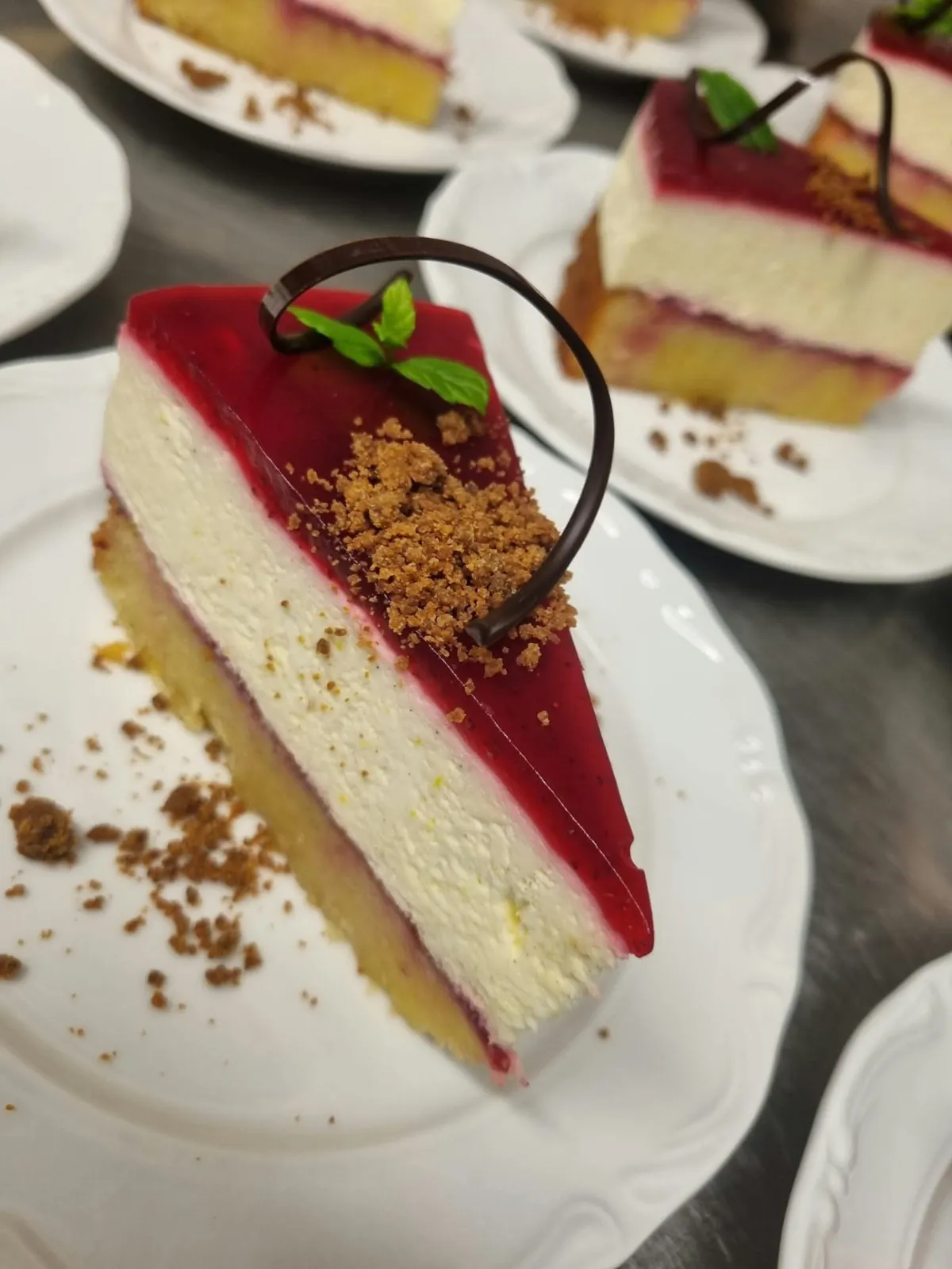 Dessert med bärgelé och chokladdekor