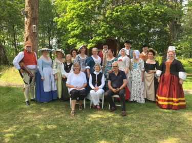 Gruppfoto från Bennetdagen på Ranbogården 2019 med deltagare i historiska dräkter