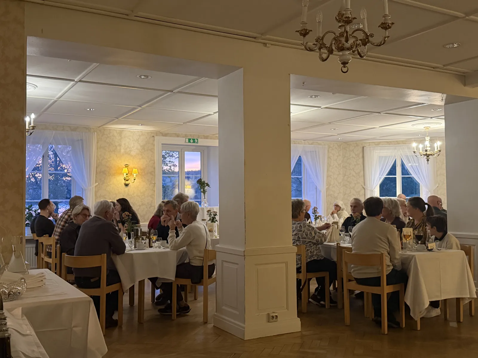 Matsalen på Hjälmared Herrgård fylld av middagsgäster
