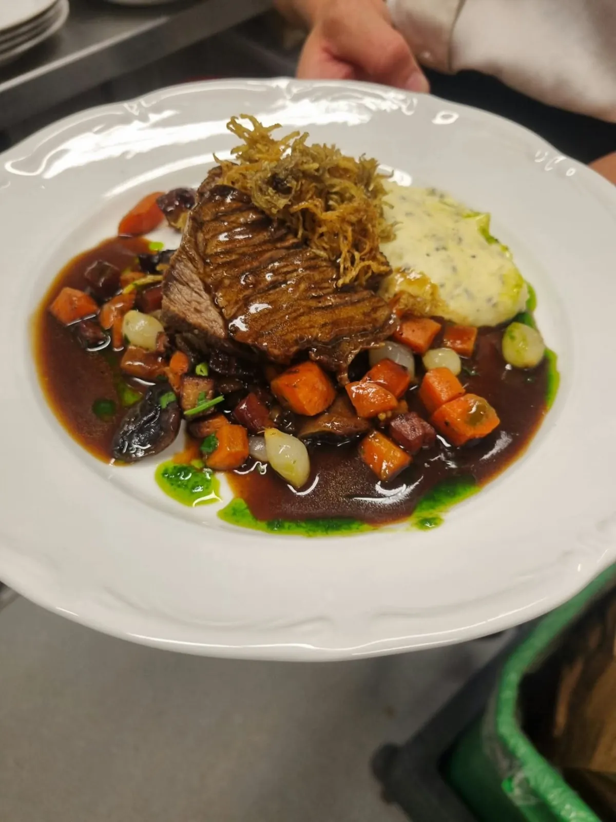 Varmrätt med kött, rotfrukter och potatispuré
